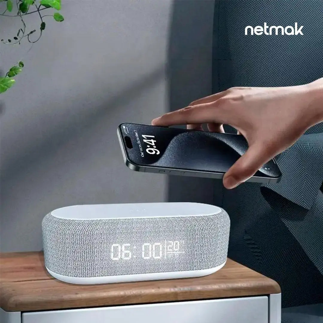 Parlante Bluetooth con Reloj y Cargador Inalámbrico Netmak NM-RD12.