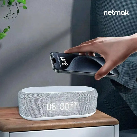 Parlante Bluetooth con Reloj y Cargador Inalámbrico Netmak NM-RD12.